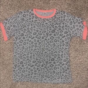 Gray Leopard Print xl Shirt with Pink Accents